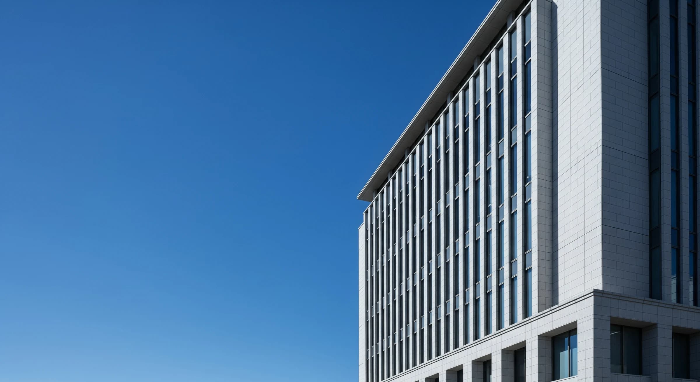山口市の近代的な建物と青空